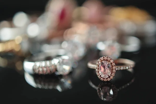 Schöne Diamantringe Schmuck Hintergrund — Stockfoto