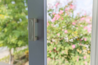 Evin penceresinde böceklere karşı sivrisinek ağı ekranı