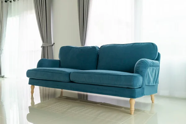 客厅里屋背景中的蓝色沙发 — 图库照片