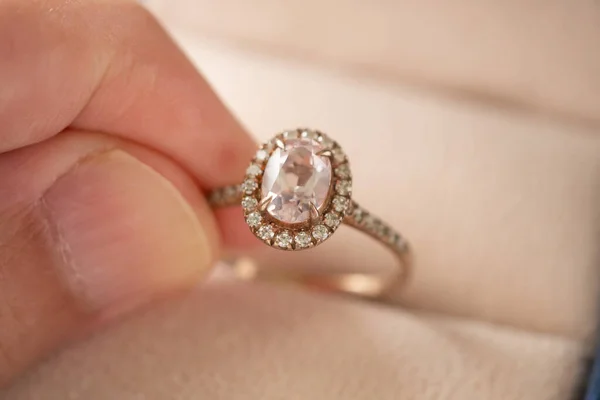 Χέρι Κατέχουν Όμορφα Κοσμήματα Δαχτυλίδι Διαμάντι — Φωτογραφία Αρχείου
