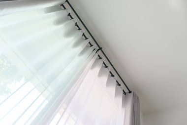 Oturma odasındaki perde iç dekorasyonu