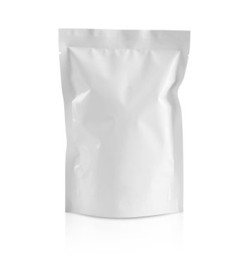 Beyaz arka planda boş beyaz alüminyum folyo plastik kese kesesi paketleme modeli izole edildi
