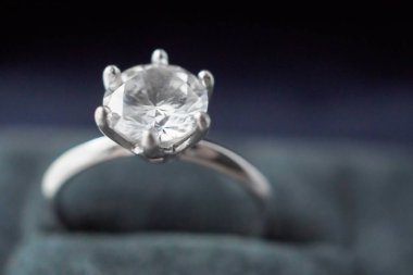 Mücevher kutusundaki elmas yüzük. Arka planı kapat.