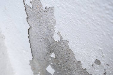 Soyulmuş boyalı, eski, soyulmuş beton bir duvar.