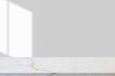 Model ürün görüntüsü için beyaz duvar arka planında pencere gölgesi olan mermer tablo