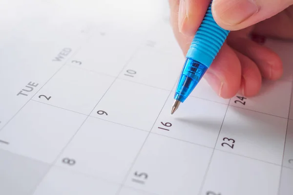 Mujer Mano Con Escritura Pluma Fecha Del Calendario Planificación Negocios — Foto de Stock