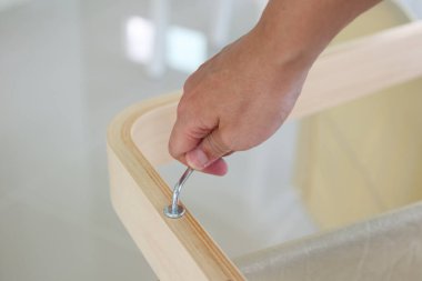 Evdeki ahşap mobilyaları vida Allen 'ı kullanarak monte et