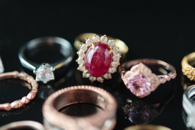 büyük kırmızı yakut yüzük mücevher arkaplan