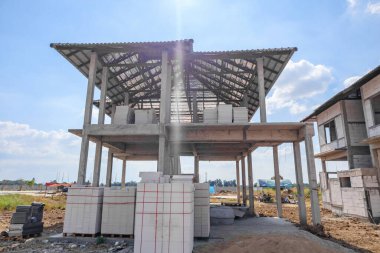 İnşaat alanındaki yeni konut inşaatı devam ediyor.