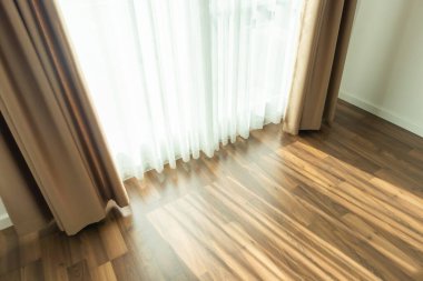 Güneşli bir günde oturma odasının iç dekorasyonu.