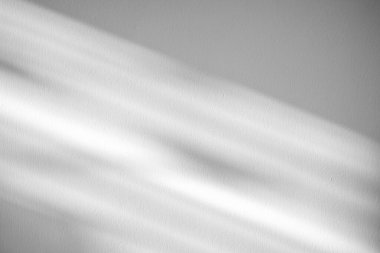 Beyaz duvar arkaplanındaki pencere gölgesi