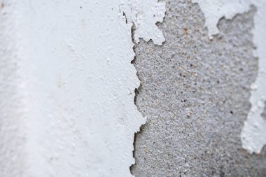 Soyulmuş boyalı, eski, soyulmuş beton bir duvar.