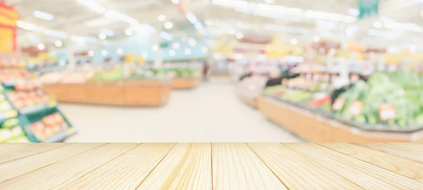 Dřevěný Stůl Top Supermarket Obchod Potravinami Rozmazané Rozostřené Pozadí Bokeh — Stock fotografie