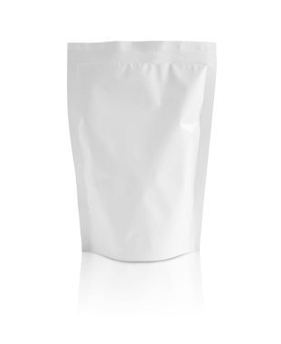 Beyaz arka planda boş beyaz alüminyum folyo plastik kese kesesi paketleme modeli izole edildi