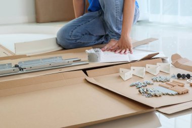 Beyaz yuvarlak masa mobilyaları monte eden adam