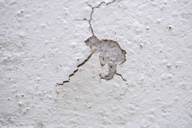 Soyulmuş boyalı, eski, soyulmuş beton bir duvar.