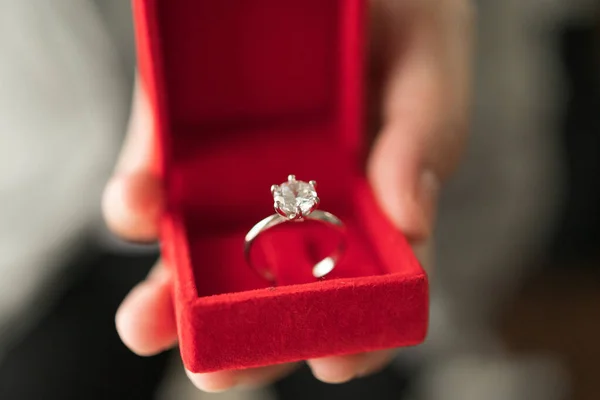 Händer Som Håller Diamantring Smyckeskrin — Stockfoto
