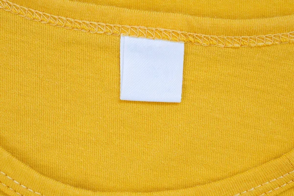 Wit Blanco Kledinglabel Nieuwe Gele Overhemd Achtergrond — Stockfoto