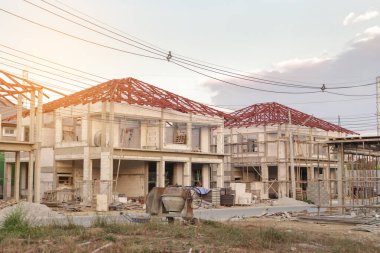 İnşaat alanındaki yeni ev inşaatı devam ediyor