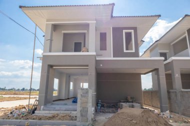 İnşaat alanındaki yeni konut inşaatı devam ediyor.