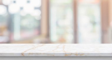 Bulanık mutfak kafesi arka planında mermer masa.