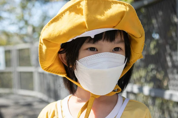 公園で顔マスクを身に着けている小さなアジアの女の子新しい通常のライフスタイル旅行中にCovid 19パンデミック — ストック写真