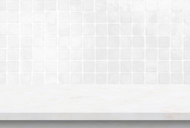 Boş beyaz mermer masa üstü. Duvarın arka planında bulanık fayans var.