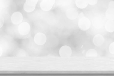 Bulanık bokeh arkaplanlı boş beyaz mermer masa üstü
