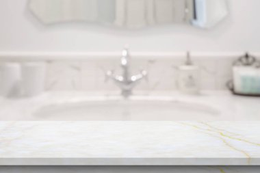 Boş beyaz mermer masa üstü ve banyo arkaplanı bulanık.