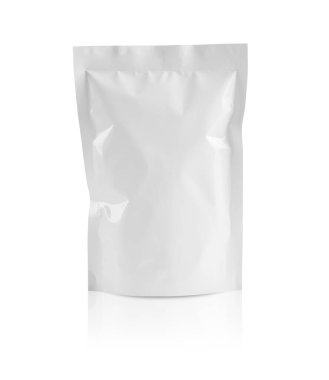 Beyaz arka planda boş beyaz alüminyum folyo plastik kese kesesi paketleme modeli izole edildi
