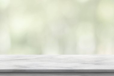 Bulanık mutfak kafesi arka planında mermer masa.