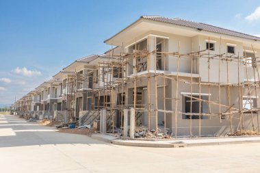 İnşaat alanındaki yeni konut inşaatı devam ediyor.