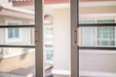 Evin penceresinde böceklere karşı sivrisinek ağı ekranı