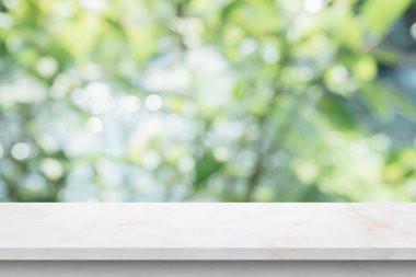 Bulanık yeşil yaprak bokeh doğa arka planlı mermer masa üstü