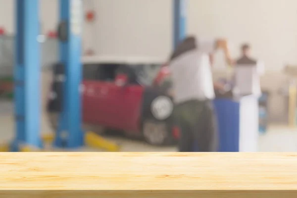 Leere Holz Tischplatte Mit Auto Service Center Autowerkstatt Verschwommenen Hintergrund — Stockfoto