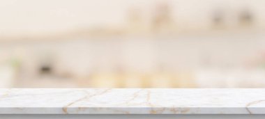 Bulanık mutfak kafesi arka planında mermer masa.