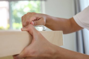 Evdeki ahşap mobilyaları vida Allen 'ı kullanarak monte et