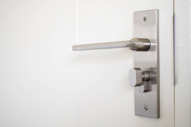 Beyaz kapılı modern kapı kolu.