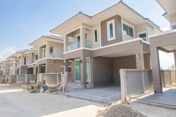 строительство нового жилого дома в процессе застройки