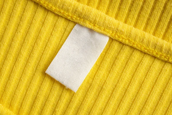 Etiqueta Blanca Etiqueta Ropa Blanco Sobre Nuevo Fondo Camisa Amarilla — Foto de Stock