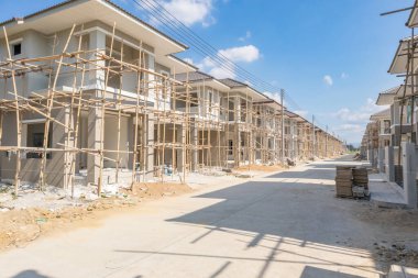 İnşaat alanındaki yeni konut inşaatı devam ediyor.