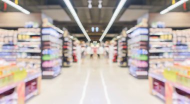 süpermarket koridoru ve raflar bulanık arkaplan