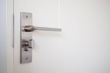 Beyaz kapılı modern kapı kolu.