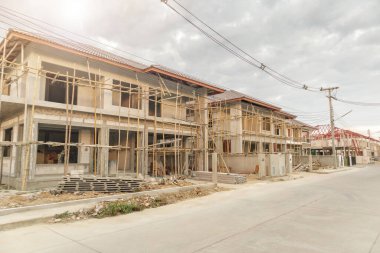 İnşaat alanındaki yeni ev inşaatı devam ediyor