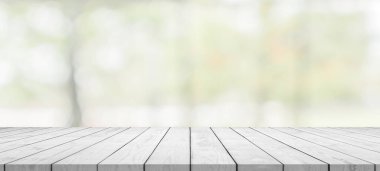 Mutfak arkaplanı bulanık, boş tahta masa üstü.