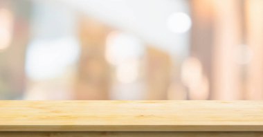 Kafe restoranının içi bulanık arka planı olan boş ahşap masa.