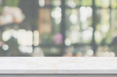 Bulanık mutfak kafesi arka planında mermer masa.