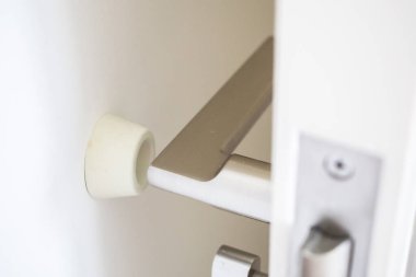 Duvara monte edilmiş kapı kolu ve modern kapı kolu.