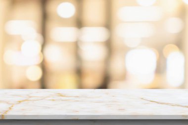 Bulanık mutfak kafesi arka planında mermer masa.