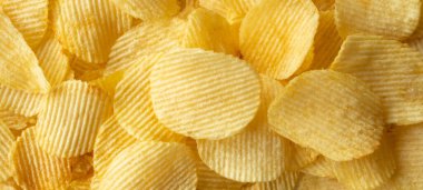 Çıtır çıtır patates cipsi, atıştırmalık dokusu arka planı.
